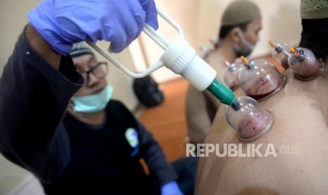 Bekam Gratis. Terapis dari Sedekah Sehat kam jamaah saat Festival Republik 2019 di Masjid Jogokariyan, Yogyakarta, Selasa (31/12).