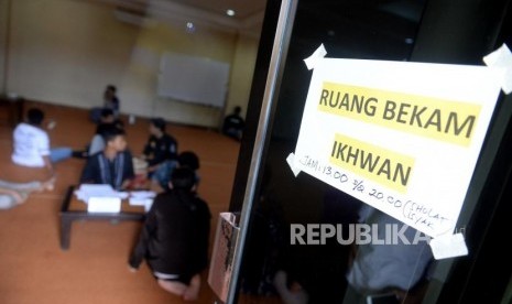 Bekam Gratis. Terapis dari Sedekah Sehat kam jamaah saat Festival Republik 2019 di Masjid Jogokariyan, Yogyakarta, Selasa (31/12).