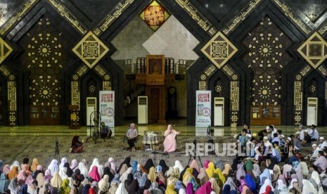 Ustazah Mamah Dedeh memberikan tausiyah saat acara Festival Republik dan Dzikir Nasional 2019 di Masjid Agung At- Tin, Jakarta, Selasa (31/12).