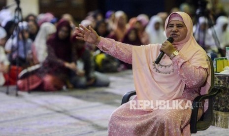 Ustazah Mamah Dedeh memberikan tausiyah saat acara Festival Republik dan Dzikir Nasional 2019 di Masjid Agung At- Tin, Jakarta, Selasa (31/12).