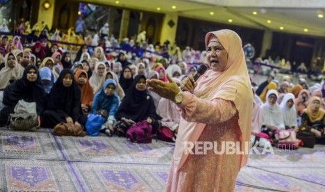 Ustazah Mamah Dedeh memberikan tausiyah saat acara Festival Republik dan Dzikir Nasional 2019 di Masjid Agung At- Tin, Jakarta, Selasa (31/12).