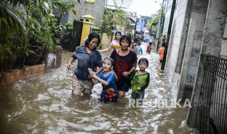 Sejumlah warga melintasi genangan banjir di Jakarta (ilustrasi). Seorang bayi terjebak banjir di Kelurahan Cipinang Melayu RT04/04, Kecamatan Makassar, Jakarta Timur, Rabu (1/1) pagi. Evakuasi dipimpin langsung oleh Direktur Sabhara Polda Metro Jaya, Kombes Pol Ngajib.