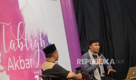 Tausiyah Ustaz Fathur. Ketua BEM UGM atau Uztaz Milenial Atiatul Muqtadir menyampaikan tausiyah pada Tabligh Akbar rangkaian Festival Republik 2019 di Masjid Jogokariyan, Yogyakarta, Selasa (31/12).