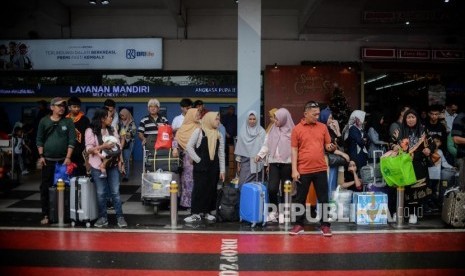 Sejumlah calon penumpang pesawat menunggu keberangkatan di Bandara Halim Perdana Kusuma, Jakarta, Selasa (1/1).