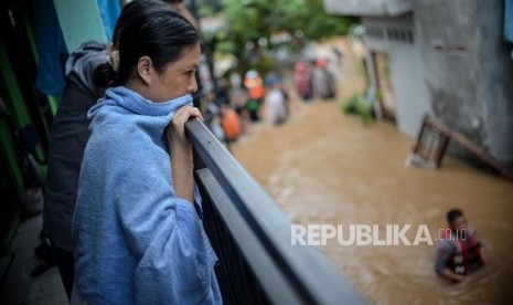 Warga terjebak banjir di Kampung Bayur, Cipinang Melayu, Jakarta Timur, Rabu (1/1).