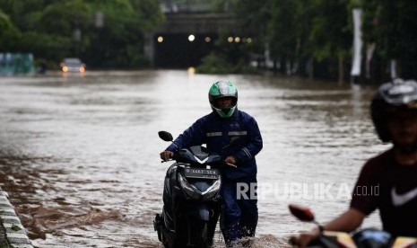 Sebanyak 20 kantor BRI sempat terdampak banjir pada Rabu (1/1). Foto pengendara berusaha melintasi banjir di kawasan Cawang Soetoyo,Jakarta, (ilustrasi).