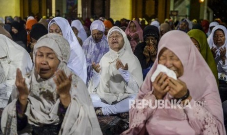 Air mata tangisan hamba karena takut kepada Allah SWT berbuah surga. Ilustrasi dzikir