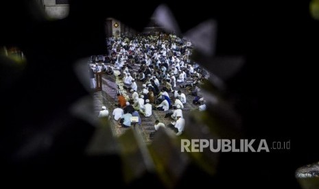 Sejumlah jamaah saat melaksanakan muhasabah akhir tahun pada acara Dzikir Nasional 2019 di Masjid Agung At- Tin, Jakarta, Rabu (1/1).