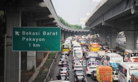 Penguna Jalan tol terjebak kemacetan di KM 11 Ruas Tol Jakarta-Cikampek, Bekasi, Jawa Barat (1/1).