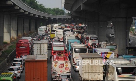 Pengguna jalan tol terjebak kemacetan di Tol Jakarta-Cikampek, Bekasi, Jawa Barat, Kamis (1/1).