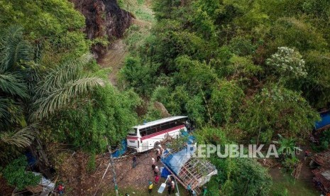 Bus yang terperosok ke dalam jurang (ilustrasi) 