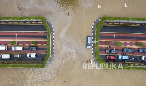 BPS Nilai Banjir Bisa Ganggu Harga Kebutuhan Pokok. Sejumlah mobil melintasi terowongan (underpass) saat terjadi banjir di Jalan Angkasa, Jakarta Pusat, Kamis (2/1/2020).