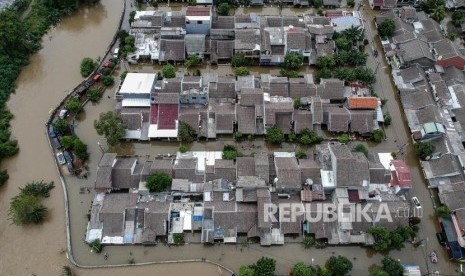 Suasana ratusan rumah yang terendam banjir di Perumahan Ciledug Indah, Tangerang, Banten Kamis (2/1).