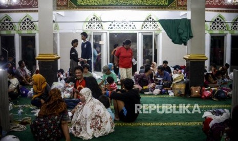 Sejumlah warga korban banjir saat mengungsi di Masjid Al-Irsyad, Tangerang, Banten Kamis (2/1).