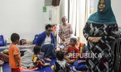 Dinsos DKI dan sejumlah pihak memberi mainan edukasi untuk anak-anak korban banjir. Foto Anggota DPR RI Eko Patrio bermain dengan anak-anak korban banjir, (ilustrasi).