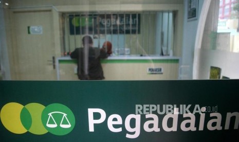 Petugas melayani nasabah di kantor Pegadaian Salmeba, Jakarta, Jumat (3/1). PT Pegadaian (Persero) memberikan keringanan bagi para nasabahnya di masa pandemi Covid-19 ini. Perusahaan pelat merah tersebut dalam waktu dekat akan meluncurkan program-program baru bertajuk Gadai Peduli. 