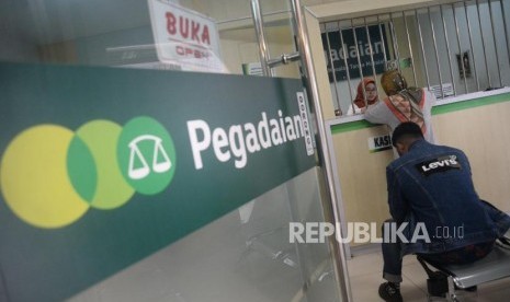 Pegadaian mengajak puluhan mitra perluas inklusi keuangan di Sulut. Foto petugas melayani nasabah di kantor Pegadaian Salmeba, Jakarta, (ilustrasi).