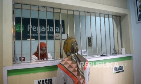 Petugas melayani nasabah di kantor Pegadaian Salmeba, Jakarta, Jumat (3/1).