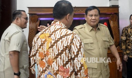 Menhan Prabowo Subianto seusai konferensi pers terkait kasus Natuna di Kemenko Polhukam, Jakarta, Jumat (3/1).