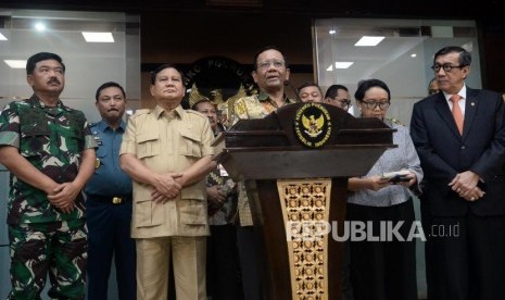 Menko Polhukam Mahfud MD (tengah) didampingi Panglima TNI Marsekal TNI Hadi Tjahjanto (kiri), Menhan Prabowo Subianto (tiga kiri), Menlu Retno Marsudi (dua kanan) dan Menkum HAM Yasonna H Laoly (kanan) menyampaikan konferensi pers terkait kasus Natuna di Kemenko Polhukam, Jakarta, Jumat (3/1).