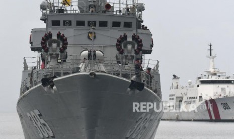 KRI Teuku Umar-385 melakukan peran muka belakang usai mengikuti upacara Operasi Siaga Tempur Laut Natuna 2020 di Pelabuhan Pangkalan TNI AL Ranai, Natuna, Kepulauan Riau, Jumat (3/1/2020).