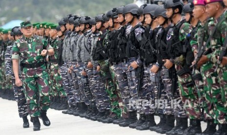 Panglima Komando Gabungan Wilayah Pertahanan (Pangkogabwilhan) I Laksdya TNI Yudo Margono (kedua kiri) memeriksa pasukan saat memimpin upacara Operasi Siaga Tempur Laut Natuna 2020 di Pelabuhan Pangkalan TNI AL Ranai, Natuna, Kepulauan Riau, Jumat (3/1/2020).