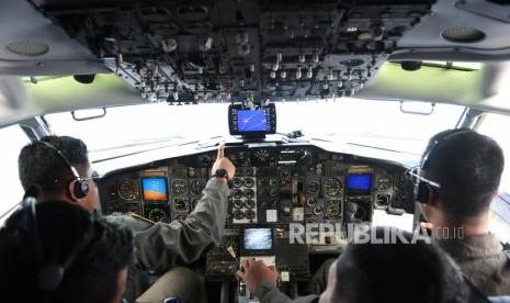 Sejumlah prajurit TNI AU melakukan patroli udara menggunakan Pesawat Boeing 737 Intai Strategis AI-7301 Skadron Udara 5 Wing 5 TNI AU Lanud Sultan Hasanudin Makassar di Laut Natuna, Sabtu (4/1/2020).