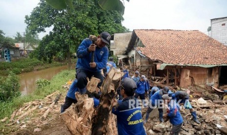 Petugas Suku Dinas Sumber Daya Air Jakarta Selatan memperbaiki bagian tanggul Kali Pesanggrahan yang jebol di Kawasan Komplek IKPN Bintaro, Jakarta, Ahad (5/1).