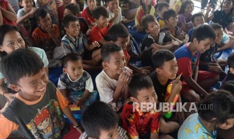 Anak-anak korban bencana banjir di posko pengungsian Masjid Jami Al Umariyah, Kompleks IKPN Bintaro, Jakarta, Ahad (5/1). BNPB mencatat jumlah pengungsi banjir Jabodetabek sudah menurun drastis pada Ahad.