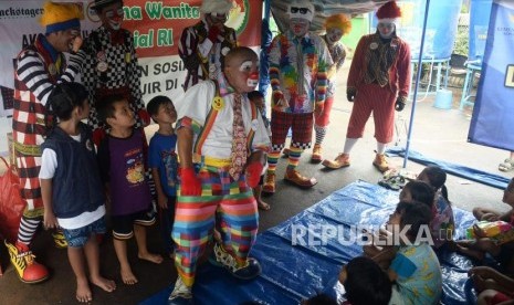 Sejumlah Badut dari Aku Badut Indonesia menghibur anak korban bencana banjir di posko pengungsian Masjid Jami Al Umariyah,Komplek IKPN Bintaro, Jakarta, Ahad (5/1).