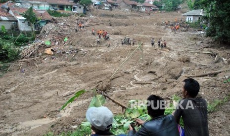 Warga menyaksikan proses pencarian korban tanah longsor di Kampung Sinar Harapan, Desa Harkat Jaya, Kecamatan Sukajaya, Kabupaten Bogor, Jawa Barat, Minggu (5/1/2020).