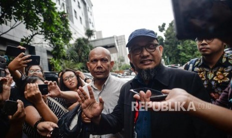 Penyidik senior Komisi Pemberantasan Korupsi (KPK) Novel Baswedan tiba di Polda Metro Jaya, Jakarta, Senin (6/1).