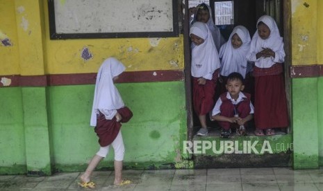 Sejumlah murid SDN 05 beraktivitas saat banjir di daerah Pondok Ungu, Kabupaten Bekasi, Jawa Barat, Senin (6/1/2020).