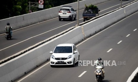 Pengendara sepeda motor melintasi Jalan Layang Non Tol (JLNT) Kampung Melayu-Tanah Abang di kawasan Casablanca, Jakarta, Selasa (7/1).