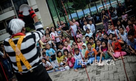 Komunitas Aku Badut Indonesia (ABI) menghibur sejumlah anak korban banjir di posko Pengadegan, GOR Pengadegan, Kecamatan Pancoran, Jakarta Selatan, Selasa (7/1).