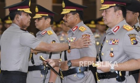 Kapolri Jenderal Polisi Idham Azis (kiri) menyematkan tanda jabatan kepada pejabat baru Kapolda Metro Jaya Irjen Pol Nana Sujana (kedua kanan) dan pejabat baru Kapolda Nusa Tenggara Barat (NTB) Irjen Pol Tomsi Tohir (kanan) saat Serah Terima Jabatan Pejabat Tinggi Polri dan Kapolda, di gedung Bareskrim, Mabes Polri Jakarta, Selasa (7/1/2020).