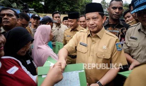 Kemendagri Usulkan UU IKN Masuk Prolegnas Prioritas . Foto: Menteri Dalam Negeri (Mendagri) Tito Karnavian menyerahkan dokumen kependudukan pengganti kepada para korban banjir di posko Pengadegan, GOR Pancoran, Jalan Pengadegan, Pancoran, Jakarta Selatan, Selasa (7/1).