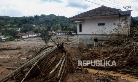 Badan Penanggulangan Bencana Daerah (BPDB) Kota Tasikmalaya menyebutkan, kejadian pohon tumbang mendominasi bencana pada pekan pertama 2020 (Ilustrasi longsor)