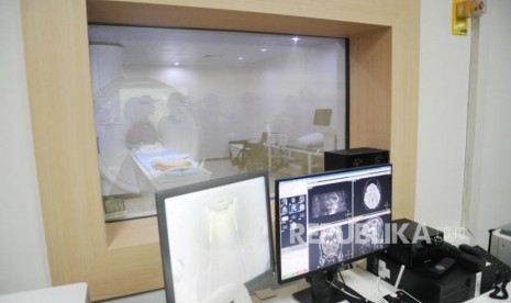 Salah satu sudut ruangan magnetic resonance imaging (MRI) atau pencitraan resonansi magnetik. Pasien disarankan untuk memakai masker wajah tanpa kandungan logam saat menjalani MRI.  