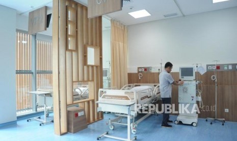 Paramedis menata mesin pencuci darah di Eka Hospital  Kota Harapan Indah Bekasi , Jawa Barat