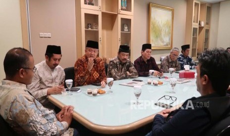 Media Berperan Penting Dalam Kemajuan Umat Islam. Foto: Sekjen MUI Anwar Abbas (ketiga kiri) bersama Wakil Sekjen MUI Zaitun Rasmin (kedua kiri) serta jajaran pengurus lainnya menyampaikan kata sambutannya saat berkunjung ke kantor Republika di Jakarta, yang diterima oleh Pemimpin Redaksi Republika Irfan Junaedi beserta jajaran Redaksi, Selasa (7/1).