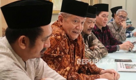 Sekjen MUI Anwar Abbas (kedua kiri) bersama Wakil Sekjen MUI Zaitun Rasmin (kiri) serta jajaran pengurus lainnya menyampaikan kata sambutannya saat berkunjung ke kantor Republika di Jakarta, Selasa (7/1).