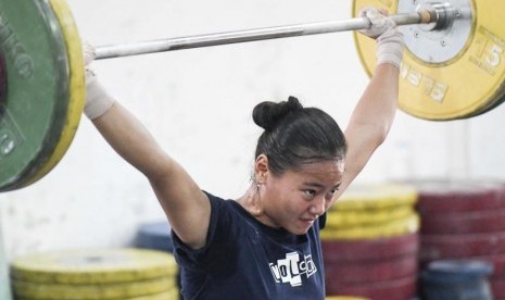 Lifter putri Indonesia Windy Cantika Aisah berlatih saat menjalani pemusatan latihan nasional (Pelatnas) Angkat Besi di Mess Kwini, Jakarta, pekan lalu.