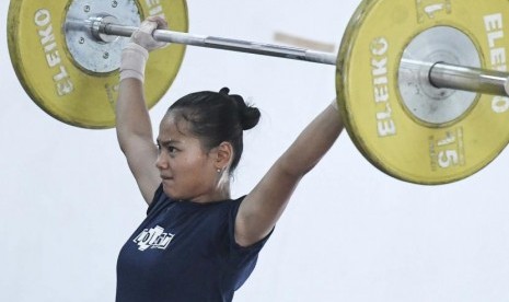 Lifter putri Indonesia Windy Cantika Aisah meraih emas pada Kejuaraan Angkat Besi Remaja dan Junior Asia 2020 di Tashkent, Uzbekistan, Jumat (14/2).