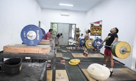 Lifter putra Indonesia Eko Yuli Irawan (kanan) dan Deni (kedua kanan) berlatih saat menjalani pemusatan latihan nasional (Pelatnas) Angkat Besi di Mess Kwini, Jakarta, Selasa (7/1/2020).