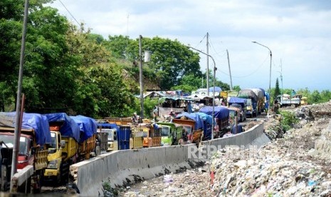 Antre Kendaraan Pembuangan Sampah. Kendaraan pengangkut sampah antre menunggu giliran membuang sampah di TPST Piyungan, Yogyakarta, Rabu (7/1).