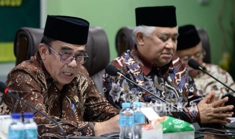 Menteri Agama Fachrul Razi didampingi Ketua Dewan Pertimbangan Majelis Ulama Indonesia Din Syamsuddin memberikan paparan dalam Rapat Pelno ke-47 Dewan Pertimbangan MUI di Jakarta, Rabu (8/1).