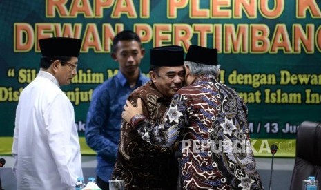 Menteri Agama Fachrul Razi berpelukan dengan Ketua Dewan Pertimbangan Majelis Ulama Indonesia Din Syamsuddin dan Imam Besar Masjid Istiqlal Nazaruddin Umar usai menghadiri Rapat Pelno ke-47 Dewan Pertimbangan MUI di Jakarta, Rabu (8/1).