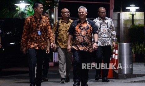 Ketua KPU Arief Budiman bersama para komisioner KPU saat tiba di Gedung KPK, Jakarta, Rabu (8/1).