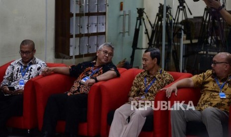 Ketua KPU Arief Budiman (dua kiri) bersama para komisioner KPU saat tiba di Gedung KPK, Jakarta, Rabu (8/1).